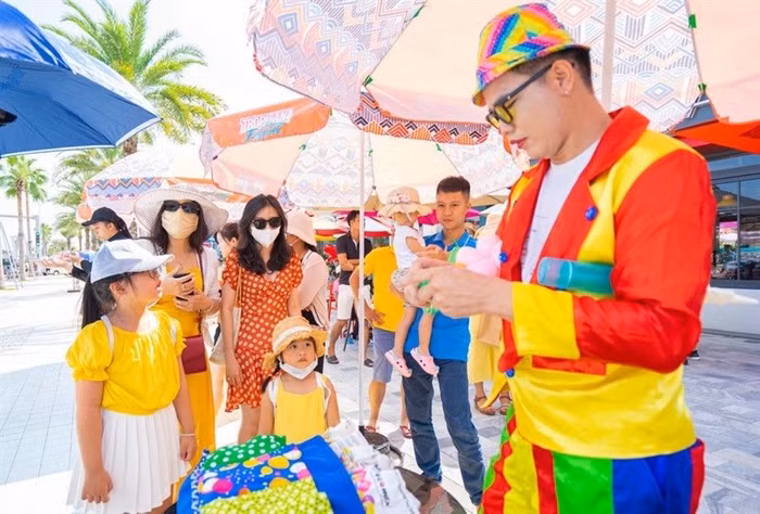 Nhiều gia đình đưa con đến vui chơi, trải nghiệm với mong muốn cho con có thêm nhiều kỷ niệm đáng nhớ, tiếp thêm tinh thần để con bước vào năm học mới