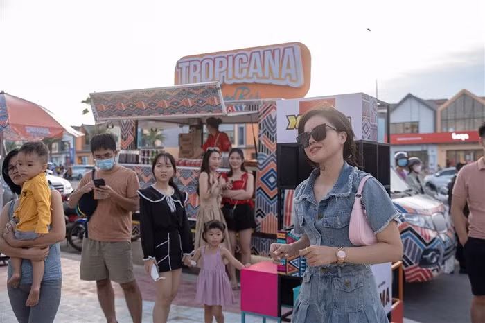 Du khách hào hứng hòa cùng các hoạt động vui nhộn tại lễ hội Tropicana Festival