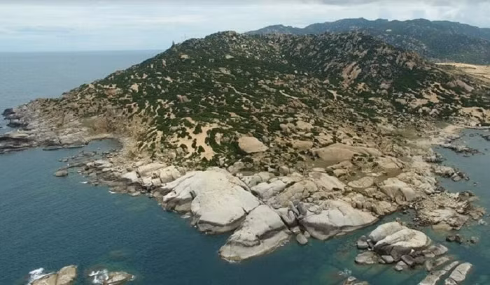 Mũi Dinh Ecopark tọa lạc trên địa hình độc đáo không đâu có tại Việt Nam với núi đá, các đồi cát, các tiểu sa mạc nằm ngay sát các bãi biển hình vòng cung đẹp như mơ.