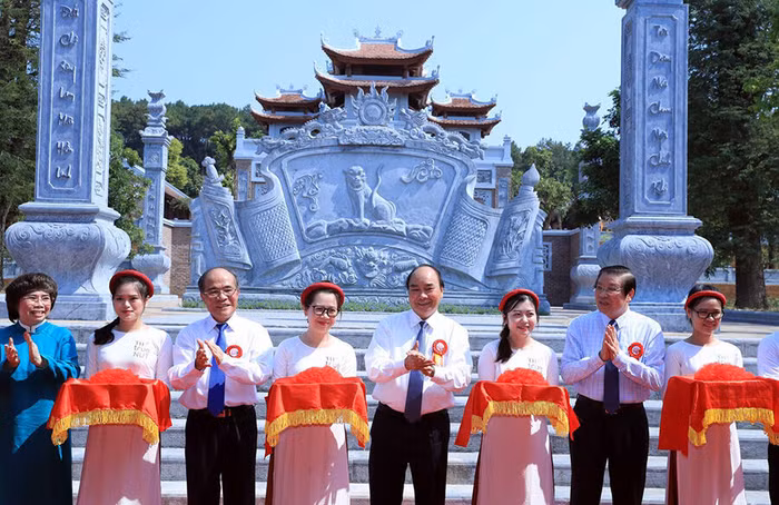 Thủ tướng Nguyễn Xuân Phúc và các đại biểu cắt băng khánh thành Đền thờ Chung Sơn. Ảnh: Báo Du lịch