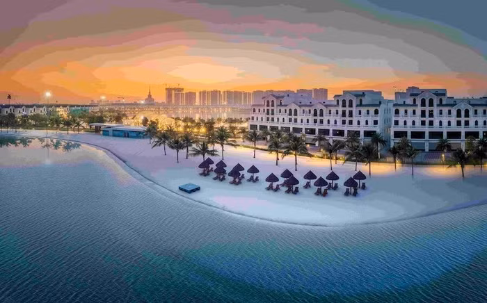 Biển hồ nước mặn nhân tạo lớn nhất Việt Nam tại Vinhomes Ocean Park có hệ thống lọc tuần hoàn, tự động hút bề mặt đáy và diệt rêu tảo với công nghệ trọn bộ từ đối tác Crystal Lagoon