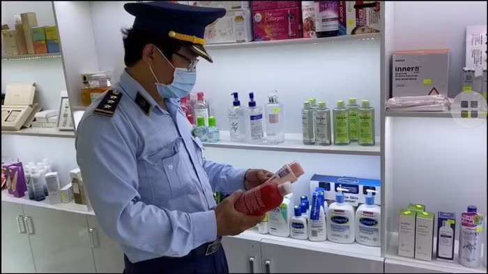 Lực lượng Quản lý thị trường kiểm tra Cửa hàng mỹ phẩm trên địa bàn Tiền Giang
