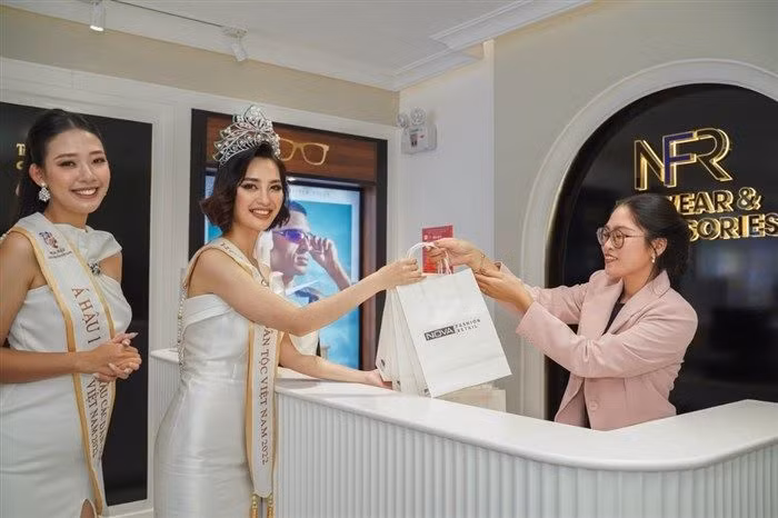 Hoa hậu Trái đất 2020 và 2021 thích thú khi chọn mua nhiều món đồ cần thiết cho chuyến du lịch tại Nova Market