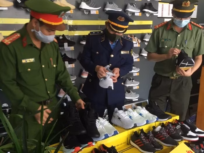 Hàng nghìn đôi giày giả nhãn hiệu được lực lượng chức năng phát hiện và thu giữ