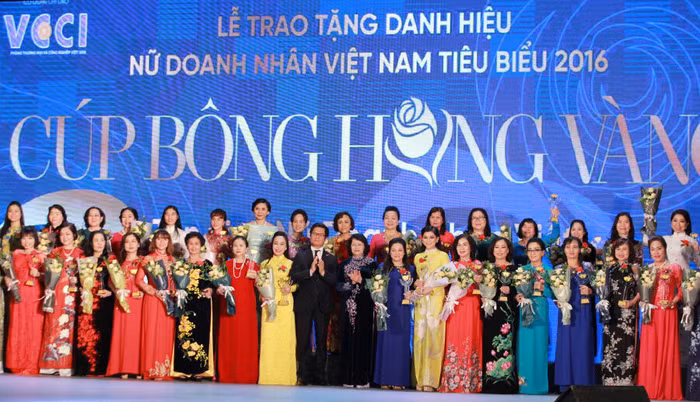 100 nữ doanh nhân nhận Cúp Bông hồng vàng 2016