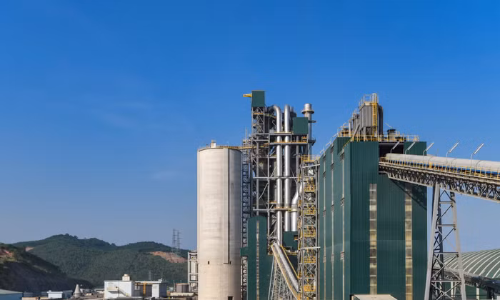 Toàn bộ dây chuyền sản xuất đều được đặt trong một hệ thống khép kín, bụi phát sinh được xử lý qua hệ thống lọc bụi túi kết hợp với lọc bụi tĩnh điện, các thiết bị giám sát, quan trắc môi trường