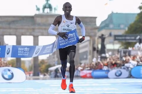 “Giúp” Eliud Kipchoge đạt kỷ lục khủng cự ly marathon 42km, giày Nike bị IAAF điều tra