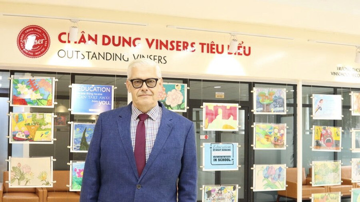 Ông Christopher Jeffery khẳng định, tranh biện là một kỹ năng rất hữu ích ích cho học sinh vì trao cho họ cơ hội để nói lên những điều mình muốn Ông Christopher Jeffery khẳng định, tranh biện là một kỹ năng rất hữu ích ích cho học sinh vì trao cho họ cơ hội để nói lên những điều mình muốn