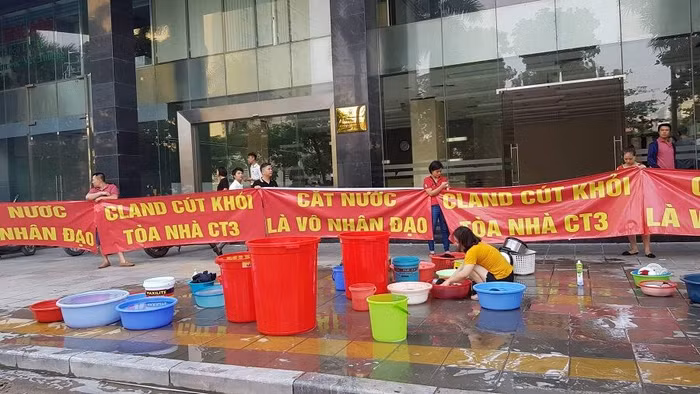Tố CĐT C'Land tự ý cắt nước, cư dân chung cư CT3 căng băng rôn phản đối