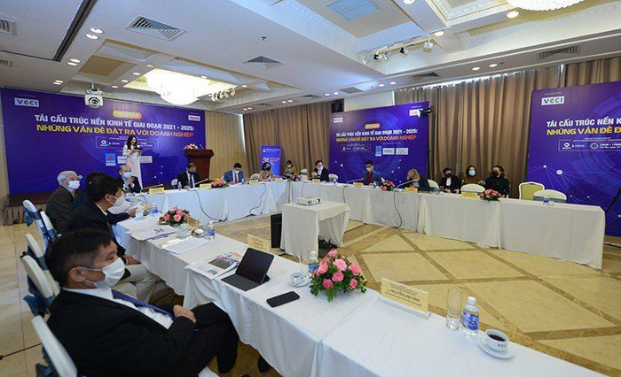 Tại Diễn đàn Tái cấu trúc nền kinh tế giai đoạn 2021-2025 nhiều chuyên gia đã chia sẻ về những khó khăn của doanh nghiệp, đồng thời kiến nghị các giải pháp cần tháo gỡ. Tại Diễn đàn Tái cấu trúc nền kinh tế giai đoạn 2021-2025 nhiều chuyên gia đã chia sẻ về những khó khăn của doanh nghiệp, đồng thời kiến nghị các giải pháp cần tháo gỡ.