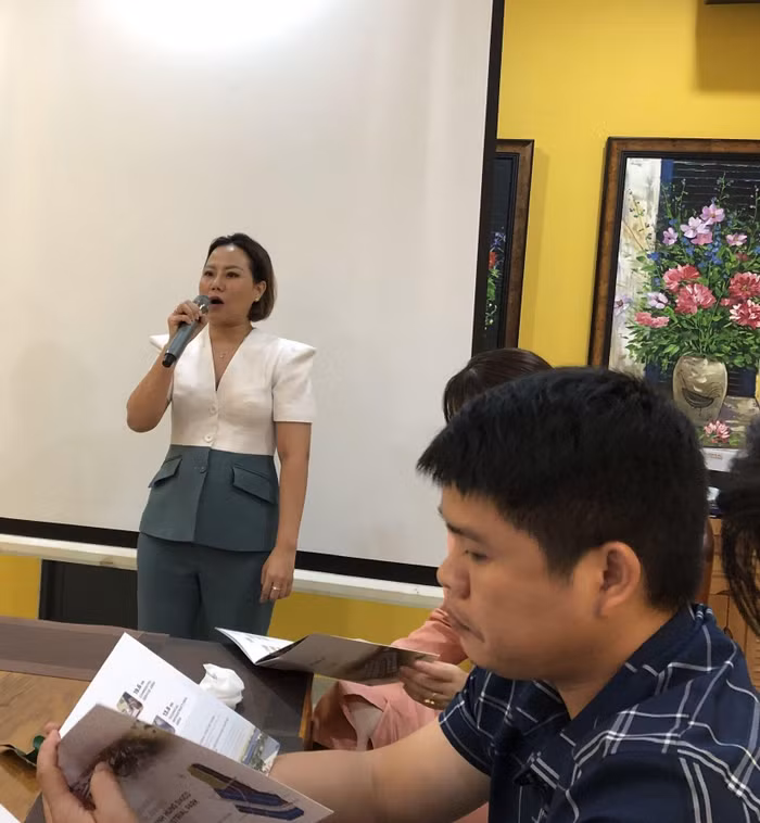 Bà Phạm Thị Hồng Cẩm - Giám đốc Kinh doanh và Tiếp thị KCN Minh Hưng Sikico (H.Hớn Quản, Bình Phước) giới thiệu các thông tin về KCN này đến các doanh nghiệp.