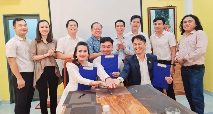 Phó Chủ tịch YBA HCM Lê Anh Tú (bìa phải), Giám đốc TT XTĐT,TM&amp;DL tỉnh Trần Quốc Duy (chính giữa), Phó Chủ tịch YBA Bình Phước Hoàng Thị Thanh Vân (bìa trái) cùng ký kết biên bản hợp tác.