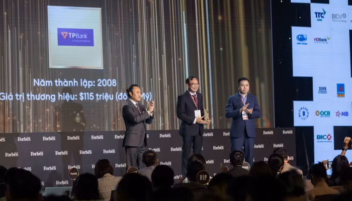 Ông Khúc Văn Họa - Phó Tổng Giám đốc TPBank - TPB lên nhận vinh danh