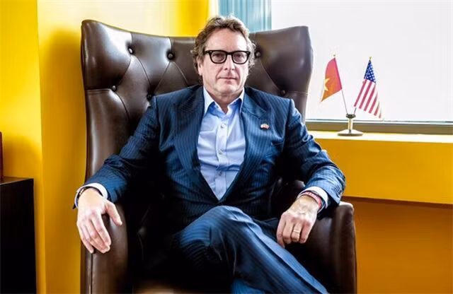 Tỷ phú Philip Falcone cam kết xây sân bay và 1.000 căn hộ khách sạn