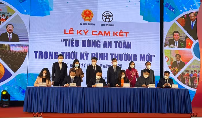 Đại diện Tập đoàn Masan và một số doanh nghiệp ký Bản cam kết "Tiêu dùng an toàn trong thời kỳ bình thường mới".