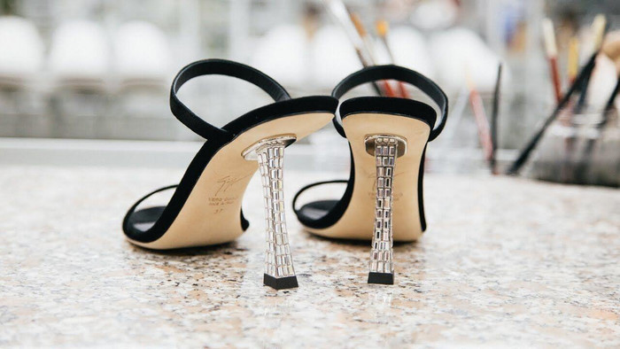 Farrah Sandals: Sự kiêu hãnh của 166 viên pha lê lộng lẫy