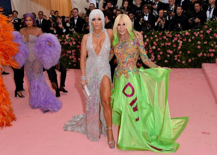 Dàn sao gây sốt MET Gala 2019 với các thiết kế của Versace