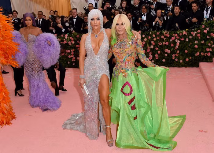 Dàn sao gây sốt MET Gala 2019 với các thiết kế của Versace