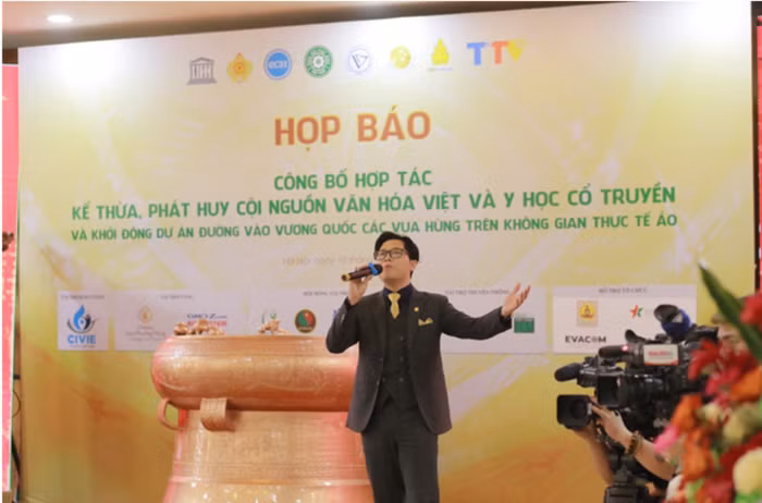 Ca sĩ Tuấn Kiệt thể hiện ca khúc trong buổi họp báo
