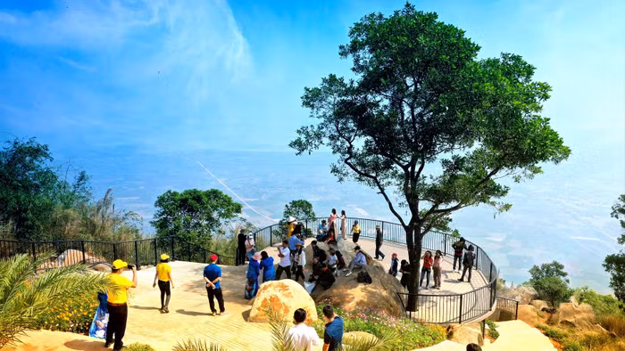 Từ cột mốc 986m có thể thu cả Tây Ninh trong tầm mắt