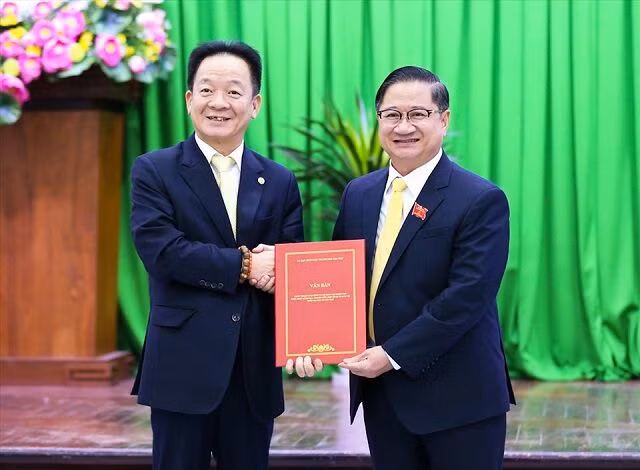 Chủ tịch TP Cần Thơ và Chủ tịch T&amp;T tại lễ ký thỏa thuận hợp tác chiến lược toàn diện.