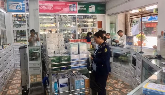 Vi phạm quy định của Luật Dược, một nhà thuốc của dược phẩm FPT Long Châu bị xử phạt hành chính