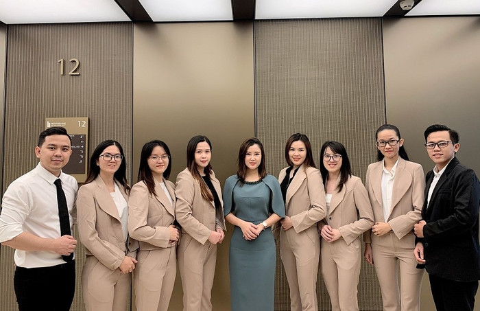 Nữ doanh nhân Đỗ Thị Ánh Nguyệt cùng các cộng sự tại Tòa nhà Đức (Deutsches Haus), quận 1, TP.HCM. ANA Immigration cũng là thành viên của Hiệp hội các doanh nghiệp Đức tại Việt Nam (GBA) Ana Global