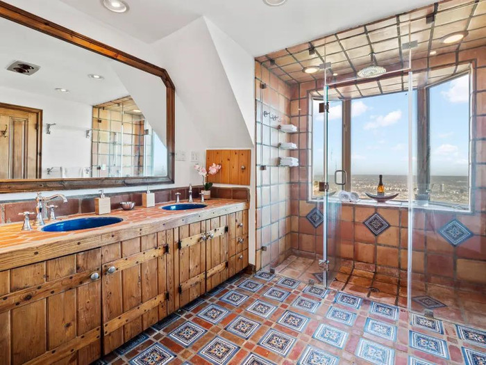 "Cái chòi phù thủy" được thiết kế bởi các nhà làm phim hoạt hình của Disney