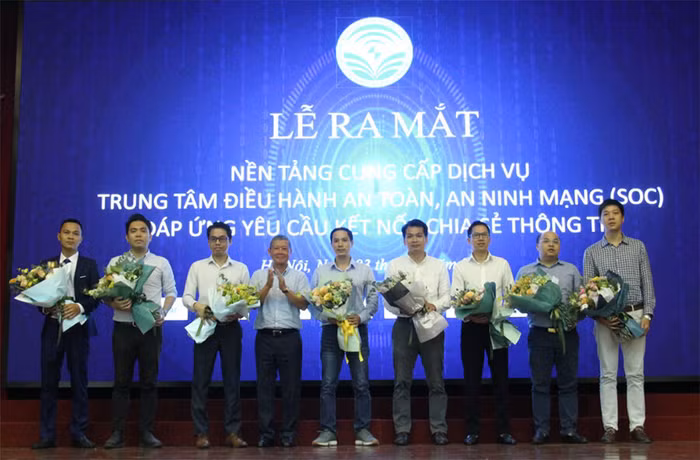 Ông Nguyễn Thành Hưng – Thứ trưởng Bộ TT&amp;TT tặng hoa 8 doanh nghiệp - trong đó có VNPT - đã kết nối, chia sẻ thông tin với Trung tâm Giám sát an toàn không gian mạng quốc gia (NCSC).