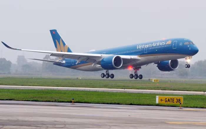 Mở đường bay quốc tế để cứu nền kinh tế, tuy nhiên biến chủng mới Omicron đã làm các kế hoạch phải tạm dừng. (Ảnh: Int)