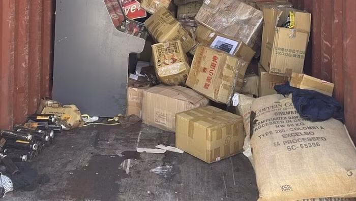 Chuyển Công an TP. Hồ Chí Minh điều tra vụ vận chuyển trái phép hàng hóa qua biên giới