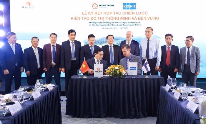 Ông Trương Văn Việt, Phó Chủ tịch Tập đoàn Hưng Thịnh (bên trái) và ông Bas Degeling - Tổng GĐ KONE Việt Nam (bên phải) ký kết hợp tác chiến lược giữa Tập đoàn Hưng Thịnh và KONE Việt Nam