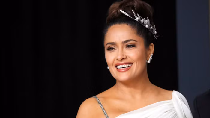 Nữ diễn viên Salma Hayek từng mắc Covid-19 vào năm ngoái.