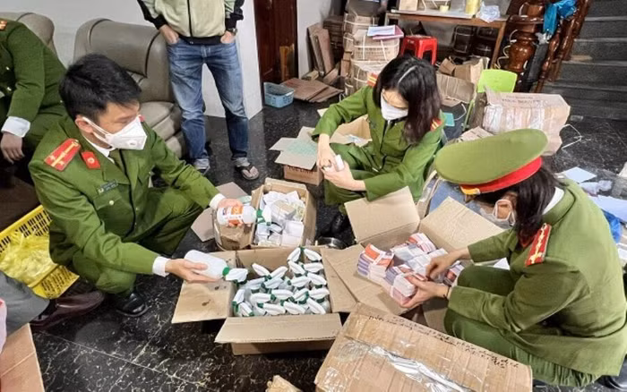 Công an TP Vinh kiểm tra số hàng được sản xuất giả