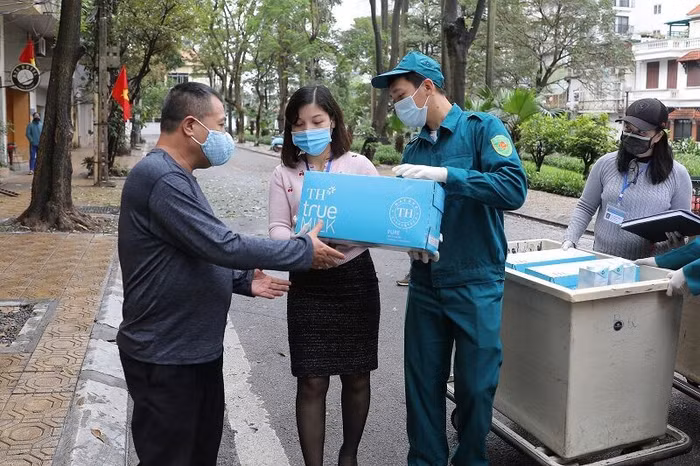 Người dân khu phố bị cách ly Trúc Bạch và một số hộ dân ở phường Vĩnh Phúc nhận quà từ Ủy ban MTTQ Việt Nam và một số nhà hảo tâm, trong đó có TH true MILK.