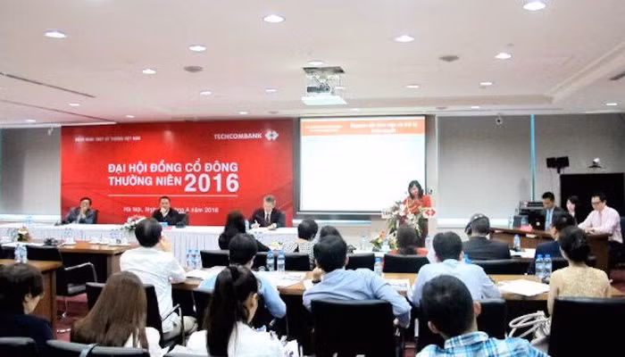 Cổ đông Techcombank tức tối vì lãnh đạo "ăn dầy" thù lao
