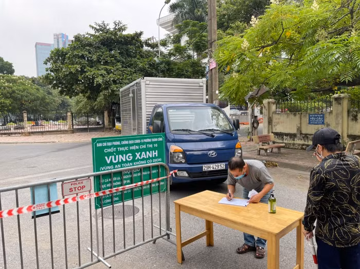 Khai báo y tế mỗi lần ra vào khu dân cư vùng xanh.