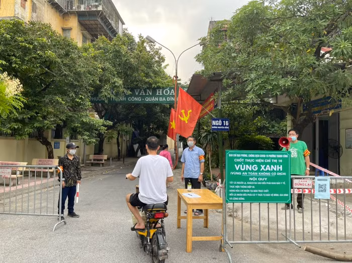 Các lối ra vào được rào chắn, chỉ còn một lối đi duy nhất tại vùng xanh.