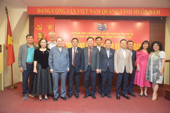 Hiệp hội Doanh nghiệp thành phố Hà Nội tổ chức trao huy hiệu Đảng đợt 3/2