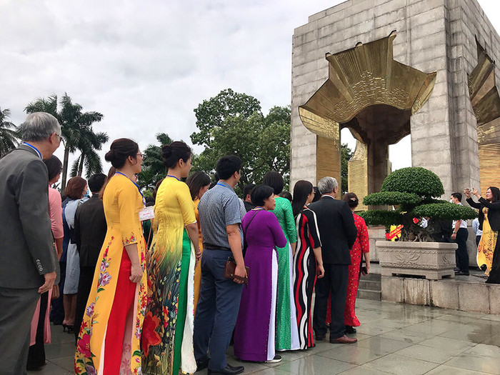 VCCI và HBA tổ chức đoàn Doanh nhân đến dâng hương, báo công với Chủ tịch Hồ Chí Minh ảnh 4