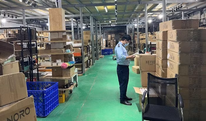 Số lượng rất lớn hàng lậu được lực lượng chức năng phát hiện và tạm giữ tại địa điểm kinh doanh này