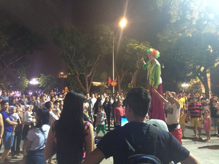 Người dân náo nức đổ về phố đi bộ thưởng ngoạn nghệ thuật đường phố ảnh 5