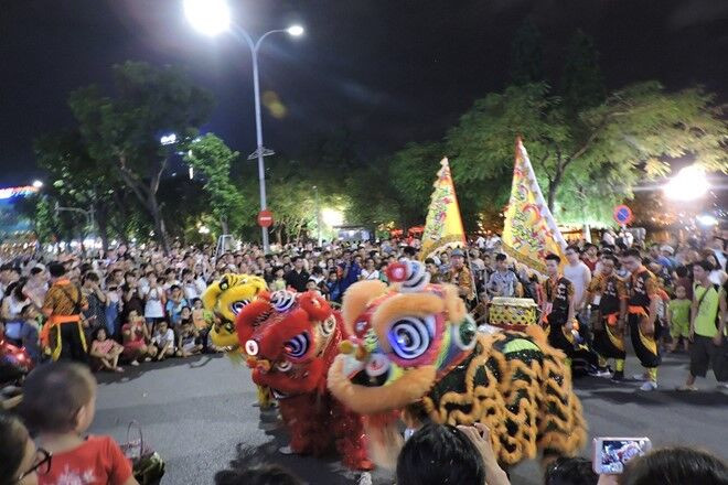 Người dân náo nức đổ về phố đi bộ thưởng ngoạn nghệ thuật đường phố ảnh 3