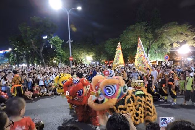 Người dân náo nức đổ về phố đi bộ thưởng ngoạn nghệ thuật đường phố ảnh 3