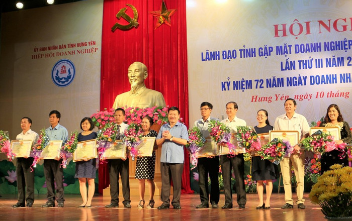 Ông Nguyễn Văn Phóng, Phó Bí thư Tỉnh ủy, Chủ tịch UBND tỉnh trao Bằng khen cho các cá nhân, tập thể xuất sắc