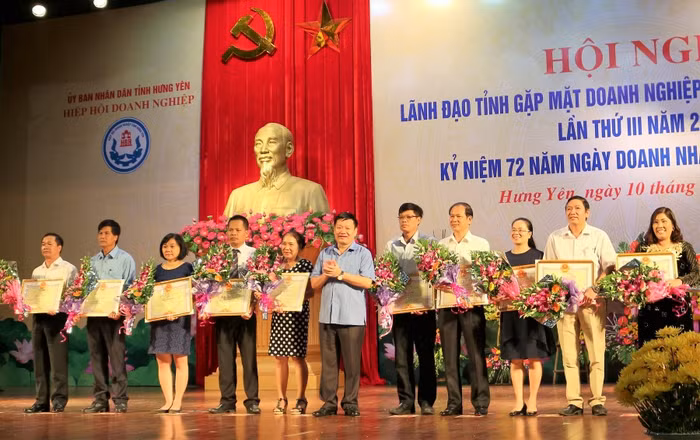 Ông Nguyễn Văn Phóng, Phó Bí thư Tỉnh ủy, Chủ tịch UBND tỉnh trao Bằng khen cho các cá nhân, tập thể xuất sắc