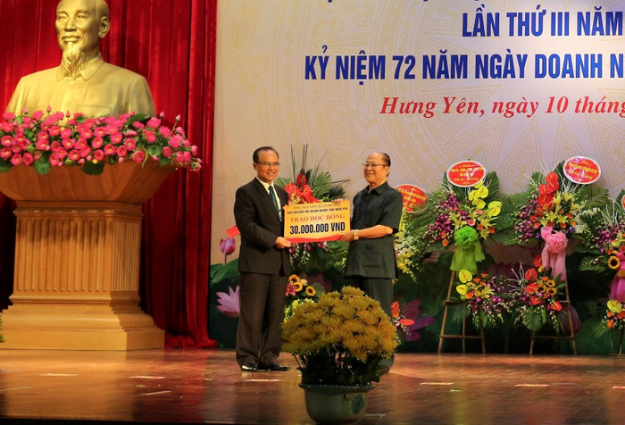 Cũng nhân dịp này, ông Nguyễn Xuân Dương đã thay mặt Hiệp hội DN tỉnh Hưng Yên trao học bổng cho các học sinh nghèo vượt khó của tỉnh