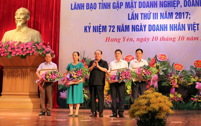 Ông Nguyễn Hồng Sơn, Phó Chủ tịch VCCI trao Bằng khen của VCCI cho các cá nhân, tập thể DN xuất sắc