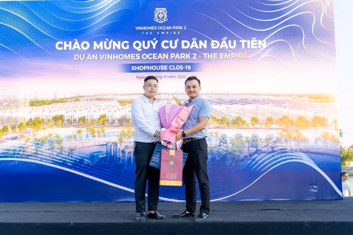 Khách hàng Thiều Ngọc Sơn nhận hoa và quà bàn giao từ Chủ đầu tư tại lễ bàn giao những căn shophouse đầu tiên của dự án Vinhomes Ocean Park 2 – The Empire.