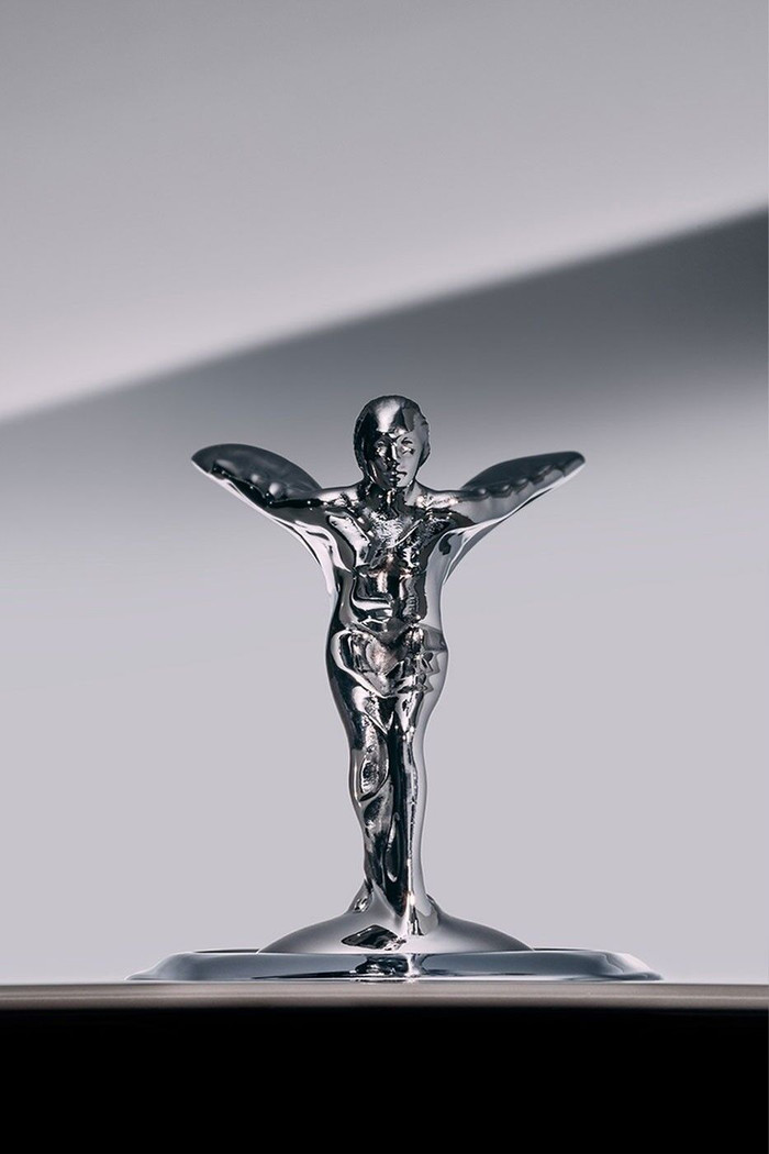 Rolls-Royce tân trang linh vật “Spirit of Ecstacy” nhân kỷ niệm 111 năm ảnh 1